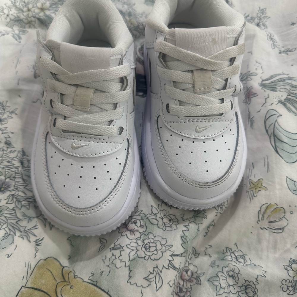 Kids Nike Air Force’s Low Top Sneakers